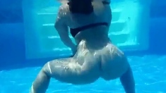 Curvy pawg strips and shakes her big booty underwater