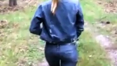 Geile blonde Milf fickt im Wald